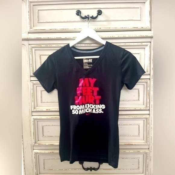 🖤 MY FEET HURT FROM KICKING SO MUCH…! Nike dri-fit tshirt size sm-see video 🎥 - Picture 1 of 10